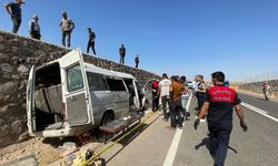 ŞANLIURFA - Tarım işçilerini taşıyan minibüs istinat duvarına çarptı, 3 kişi öldü, 17 kişi yaralandı