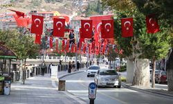 Cumhuriyet'in doğum belgesinin imzalandığı Amasya kırmızı beyaza büründü