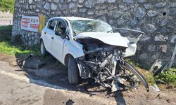 İstinat duvarına çarpan otomobildeki 3 kişi yaralandı