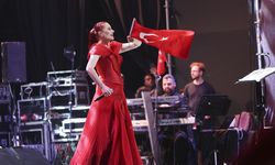 ANKARA - Candan Erçetin, Cumhuriyet'in 100. yılı kutlamaları kapsamında Ankara'da konser verdi