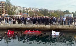 Su altında Türk bayrağı açtılar