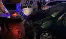 KOCAELİ - İki otomobilin çarpıştığı kazada 3 kişi yaralandı