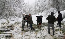 Bolu'da yayla yolunda mahsur kalan 4 kişinin yardımına ormancılar yetişti