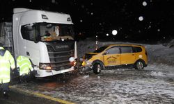 KARS - Taksi ile tırın çarpışması sonucu 1 kişi öldü, 3 kişi yaralandı