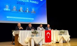Tanınmış gazeteciler Boyabat'ta gençlerle buluştu