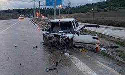 Refüjdeki bariyere çarpan otomobilin sürücüsü yaralandı