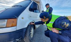 Gümüşhacıköy'de jandarma ekipleri kış lastiği denetimi yaptı