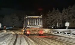 Kastamonu'da kar yağışı nedeniyle araçlar yolda kaldı