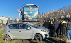 Zonguldak'ta hemzemin geçitte yük treninin çarptığı otomobildeki 3 kişi yaralandı