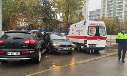 Diyarbakır’da kavşağa kontrolsüz giren iki otomobil çarpıştı: 1 yaralı