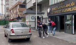 Evinin bahçesinde ailesiyle oturan adama dehşeti yaşatmışlardı, yakalandılar