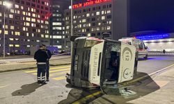 ANKARA - Başkentte otomobilin çarptığı ambulans devrildi