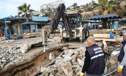 ANTALYA - Hafriyat altında kalan kedi kalp masajıyla hayata döndürüldü