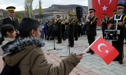 HAKKARİ - Askeri bando takımı Çukurca'da konser verdi