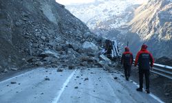 HAKKARİ - Heyelan yüzünden düşen kayaların çarptığı kamyonetteki 3 kişi yaralandı