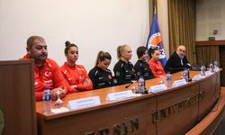 MERSİN - A Milli Kadın Futbol Takımı'nın teknik heyeti ve oyuncuları, öğrencilerle buluştu