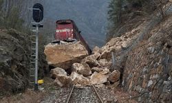 KARABÜK - Demir yoluna düşen kaya parçaları nedeniyle yük treni raydan çıktı