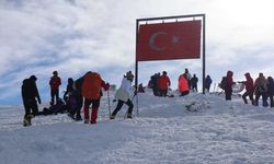 KARS - Dağcılar, Allahuekber Dağı zirvesinde Sarıkamış Harekatı'na katılan şehitleri andı