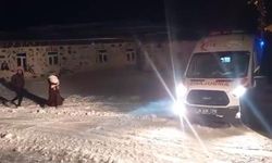 KARS - Kar nedeniyle yolu kapanan köyde rahatsızlanan bebek için ekipler seferber oldu