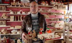Sinop'ta yaşayan Karagülle ahşaptan oyuncaklar yaparak kazanç sağlıyor