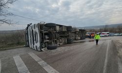 Amasya'da devrilen tırın sürücüsü yaralandı