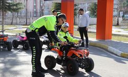 Amasya'da minik öğrencinin "trafik polisi olma" hayalini polisler gerçekleştirdi