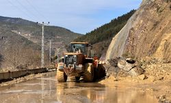 Artvin'de heyelan nedeniyle kapanan kara yolları kontrollü ulaşıma açıldı