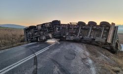 GÜNCELLEME - Çorum'da devrilen tırın sürücüsü yaralandı