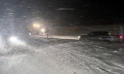 ARDAHAN - Ardahan-Göle kara yolunda kar nedeniyle mahsur kalan 27 araç kurtarıldı