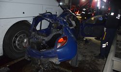 İZMİR - Yolcu otobüsü ile otomobilin çarpıştığı kazada 4 kişi yaralandı