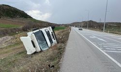 Amasya’da devrilen kamyondaki 3 kişi yaralandı