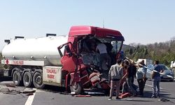 Anadolu Otoyolu’nda tıra çarpan tankerin sürücüsü yaralandı