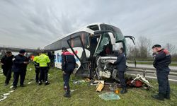 GÜNCELLEME - Düzce'de refüje çarpan yolcu otobüsündeki 17 kişi yaralandı
