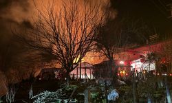 GÜNCELLEME - Zonguldak'ta tekstil atölyesinin deposunda çıkan yangını söndürme çalışmaları sürüyor