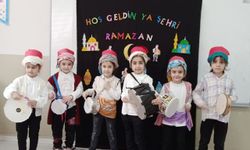 Samsun'da minik öğrenciler maniler okuyup davul çalarak ramazan coşkusu yaşadı