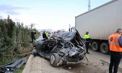 Adana’da otomobil karşı şeride geçip midibüse çarptı: 2 ölü, 14 yaralı