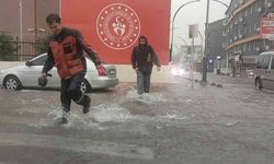 Antalya’da sağanak yağış hayatı olumsuz etkiledi