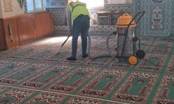 Burhaniye de camilere Ramazan temizliği