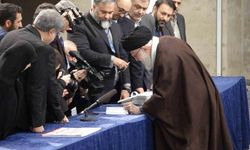 İran Dini Lideri Hamaney, Tahran’da oyunu kullandı