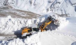 Muş’ta kar kalınlığının 7 metreyi bulduğu yolda çalışma