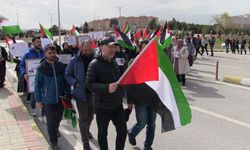 Öğrencilerinden Filistin’deki şiddete karşı sessiz yürüyüş