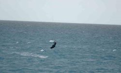 Sağanak ve fırtına alarmı verilen Antalya’da uçurtma sörfü keyfi