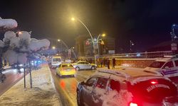 AĞRI - Kar yağışı sonrası 3 trafik kazasında 8 araçta hasar oluştu