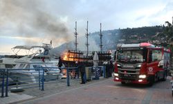 ANTALYA - Alanya Balıkçı Barınağı'nda demirli iki tur teknesi yandı