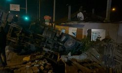 AYDIN - Evin bahçesine devrilen kamyonun sürücüsü yaralandı