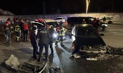 BİNGÖL - Hafif ticari araç ile otomobilin çarpıştığı kazada 4 kişi yaralandı
