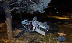 BURDUR - Şarampole devrilen otomobildeki 3 kişi yaralandı