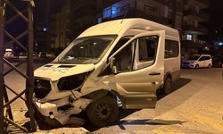 HATAY - Otomobille minibüsün çarpışması sonucu 4 kişi yaralandı