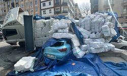İSTANBUL - Esenyurt'ta iplik yüklü kamyon, park halindeki araçların üzerine devrildi
