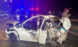 İSTANBUL - Hafriyat kamyonu ile otomobilin çarpıştığı kazada 5 kişi yaralandı